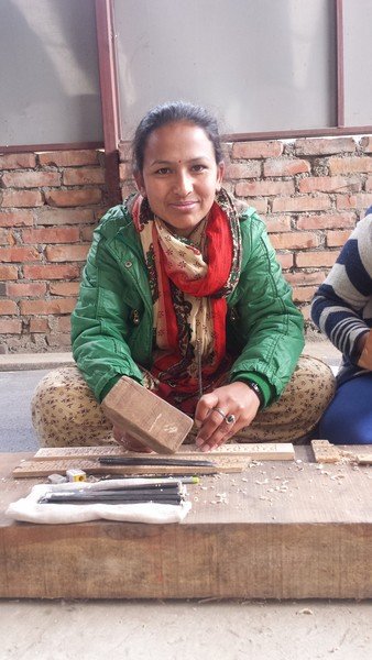 Sunita是木雕課的學員。她希望受訓後，可以透過木雕賺取收入。（攝影︰李寶琪/樂施會）